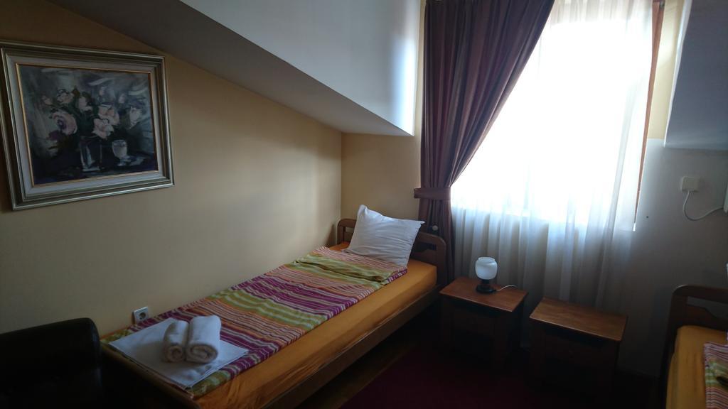 Hostel Bimbo Skopje Exterior photo
